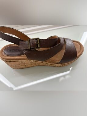 BOC Born Concepts Brown Wedge Sandals Women’s Size 7 Comfort Leather Look Shoes